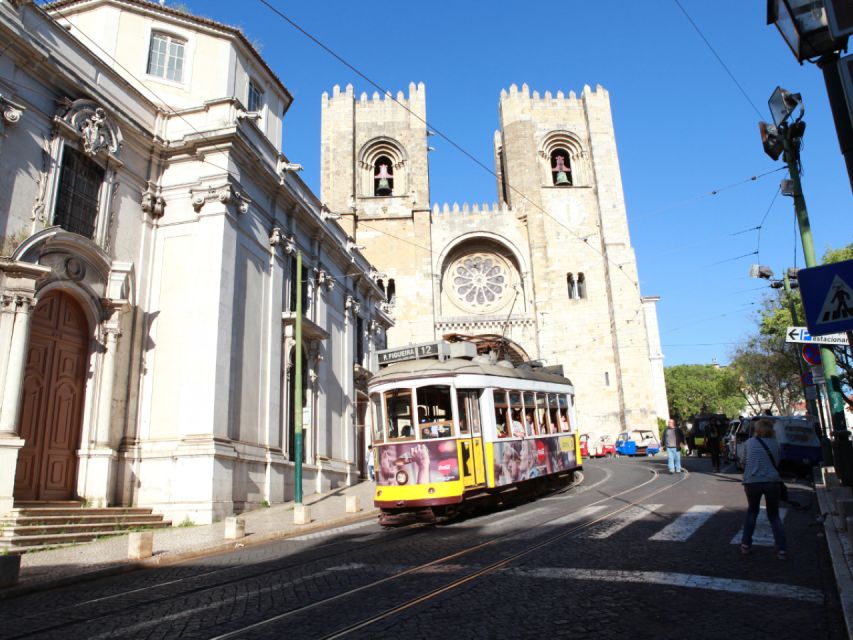 Old town of Lisbon on board of a tuk tuk- 1hour - Senhora do Monte and the best high viewpoint