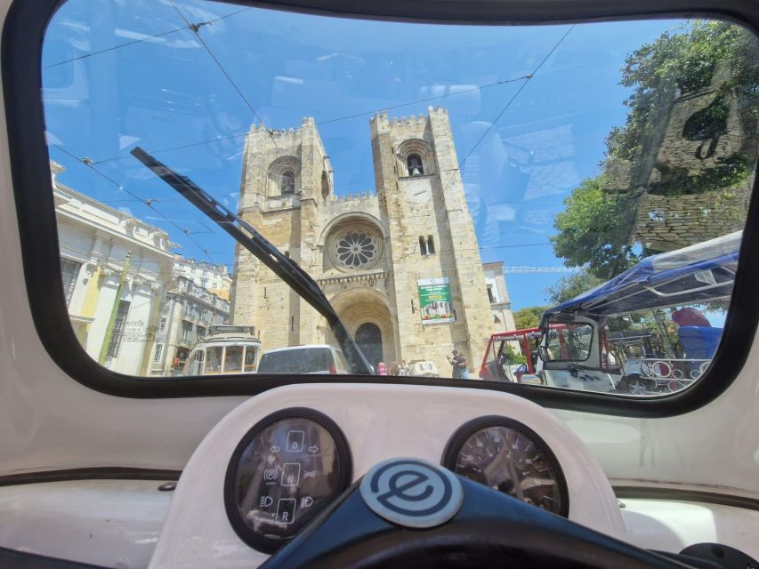Old town of Lisbon on board of a tuk tuk- 1hour - The National Pantheon and Alfama from the road
