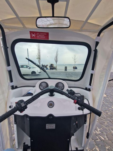 Old town of Lisbon on board of a tuk tuk- 1hour - Who gets the best value from this hour