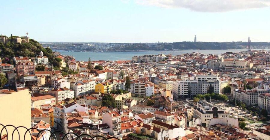 Old town of Lisbon on board of a tuk tuk- 1hour - Lisbon Cathedral and the city’s older layers