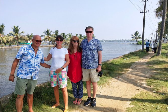 One hour Backwater Tour and tuk tuk tour in kochi with pickup - A short stop at the Cochin Spice Market