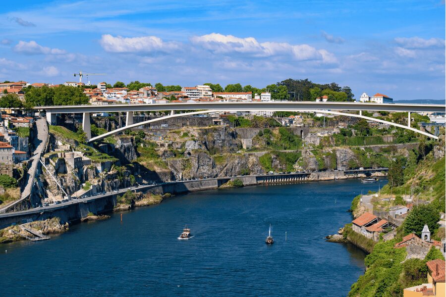 Oporto Tuk Tuk Tour: Among bridges and mysteries - 1.30h - Infante Dom Henrique shows the city changing