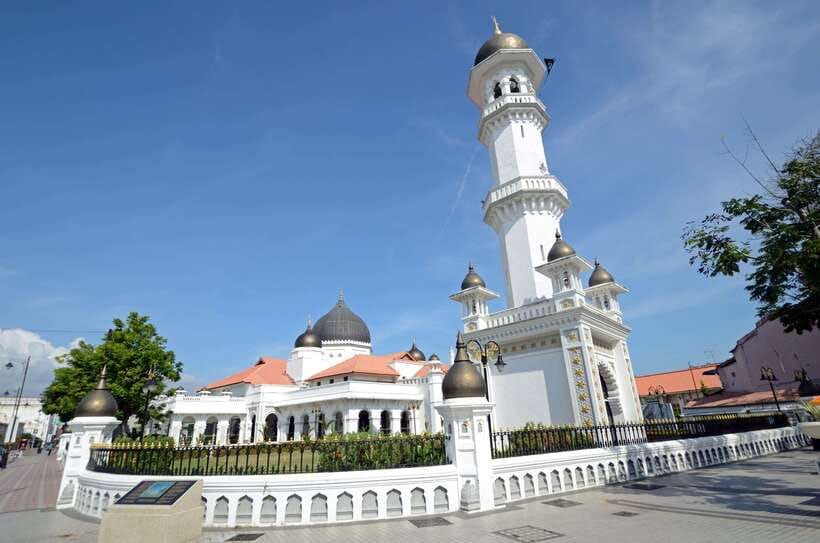 Penang: Trishaw Ride and Hawker Center Food Tour - The religious quarter and George Town’s old streets