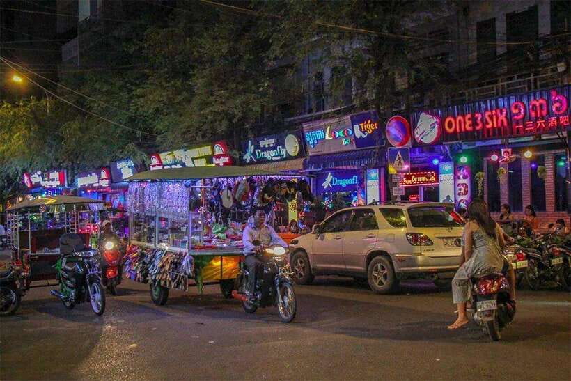 Phnom Penh: 9 Exciting Spots Evening Tuk-Tuk Tour - Why Phnom Penh works so well after sunset