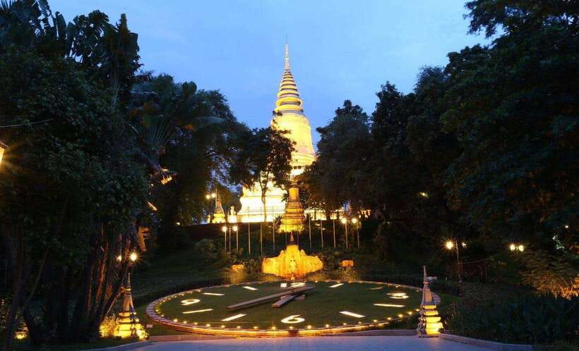 Phnom Penh: 9 Exciting Spots Evening Tuk-Tuk Tour - Independence Monument starts the evening