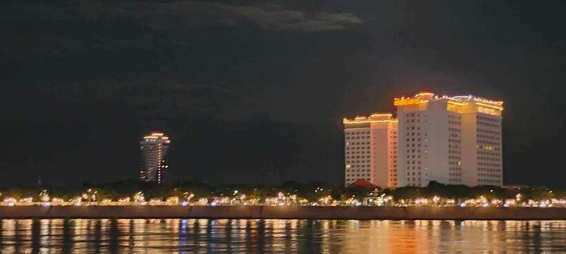 Phnom Penh: City Sights Evening or Half day Tour by Tuk Tuk - Dinner at the end of the evening