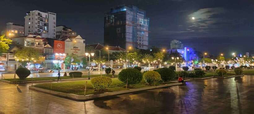 Phnom Penh: City Sights Evening or Half day Tour by Tuk Tuk - Daytime half-day route: markets and palace interiors