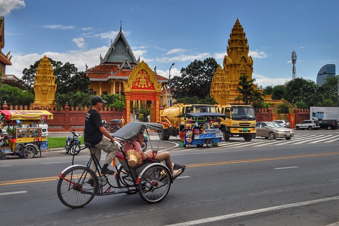 Phnom Penh city Tour by Cyclo - Wat Phnom and the story of the city