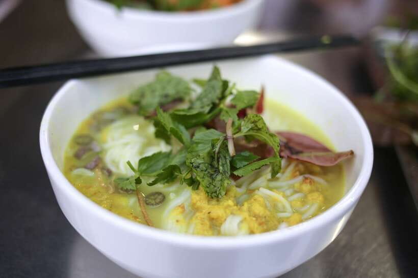 Phnom Penh: Culinary Underground Local Food Tuk-Tuk Tour - Floor seating, curry, and a lesson in Cambodia’s past