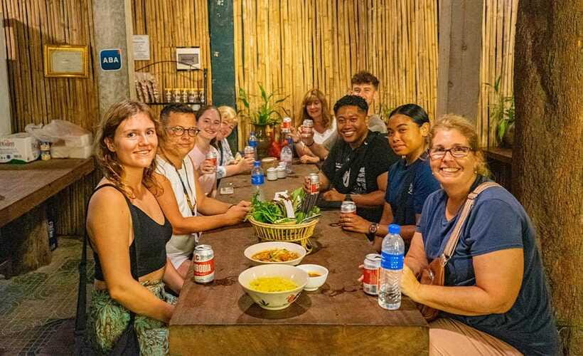 Phnom Penh: Evening City Tour by Tuk Tuk with 1 Dinner - Dinner at Romdeng