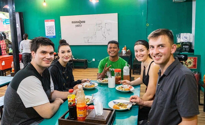 Phnom Penh: Evening Food Tour with Drinks & Tuk Tuk Included - Phnom Penh Night Market and the art of grazing
