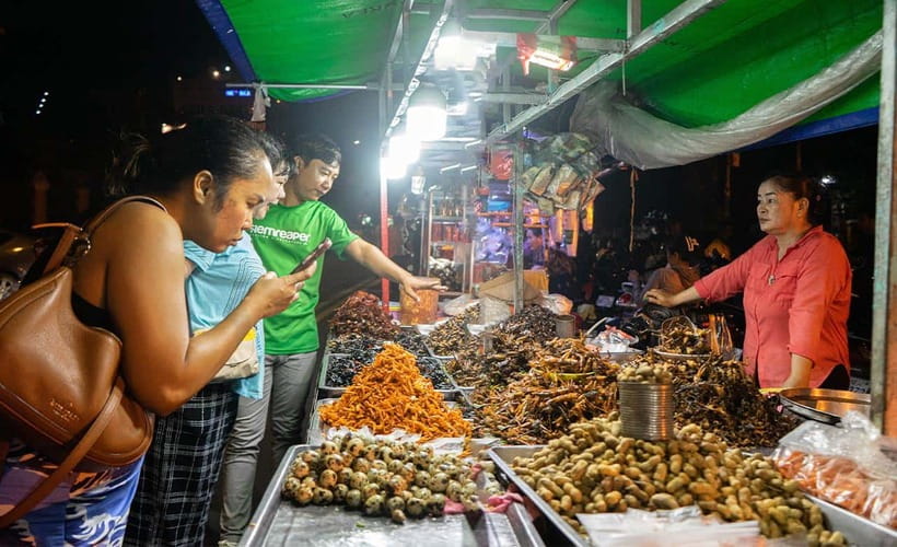 Phnom Penh: Evening Food Tour with Drinks & Tuk Tuk Included - Finishing with beer at a backstreet bar
