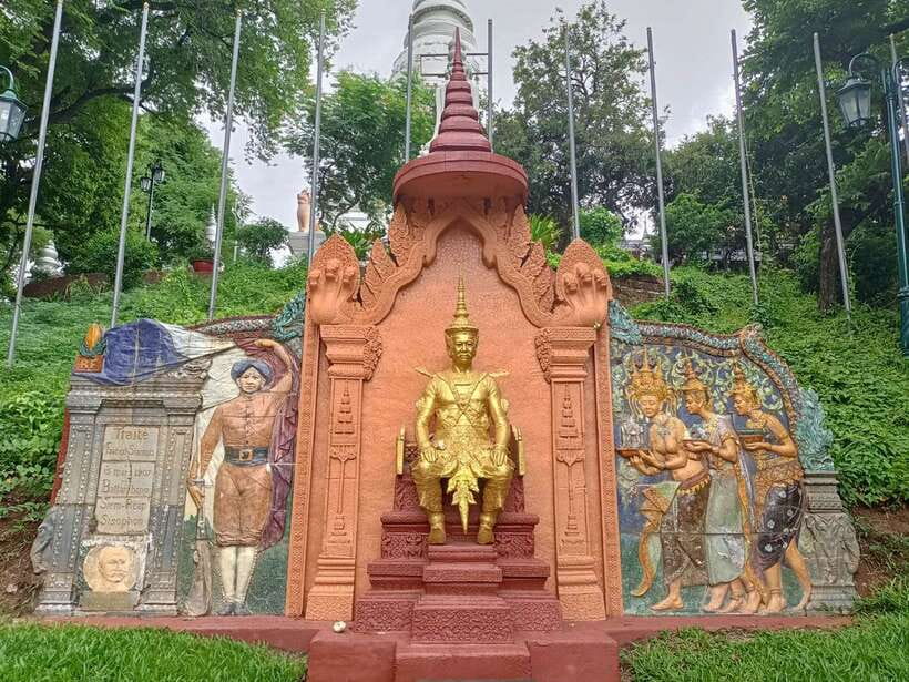 Phnom Penh Historical Sites Tour by Tuk Tuk - Independence Monument and the meaning of national identity