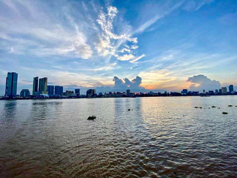 Phnom Penh: Mekong River Sunset Cruise and Tuk Tuk Ride - River villages, stilt houses, and daily life