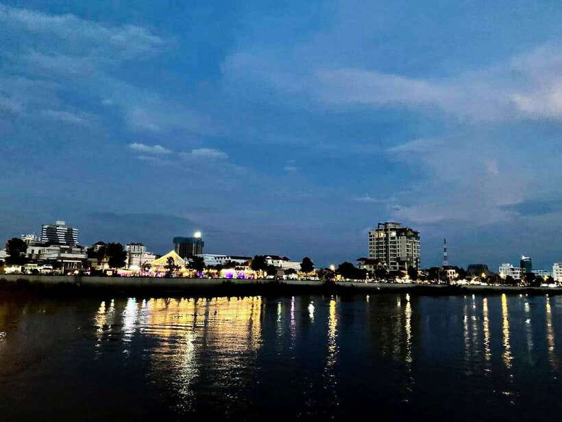 Phnom Penh: Mekong River Sunset Cruise and Tuk Tuk Ride - The return trip and Phnom Penh after dark