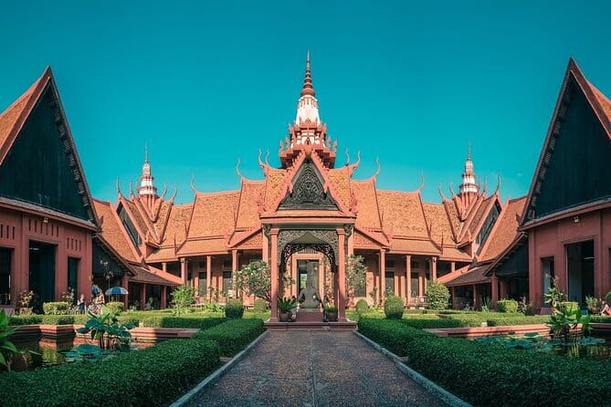 Phnom Penh Morning Breakfast, Market and Art Tour by Tuktuk - Stop three: Ang Eng Market and Sister Mao’s curry paste