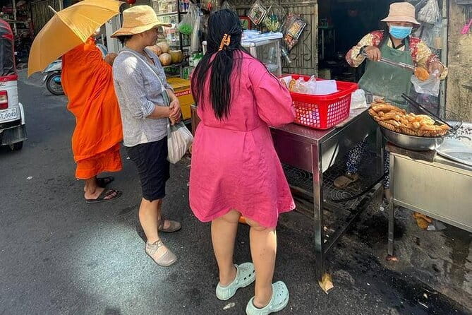 Phnom Penh Morning Breakfast, Market and Art Tour by Tuktuk - Stop two: noodle soup and coffee at a family restaurant
