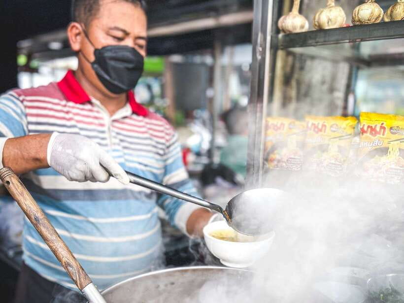 Phnom Penh: Morning Market & Guided Breakfast Tour by Tuktuk - Pork, Rice, Pickles, and a Plastic Chair