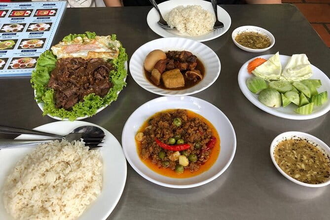Phnom Penh Night City Highlights & Local Food tour by Tuktuk - Phnom Penh after dark, one stop at a time