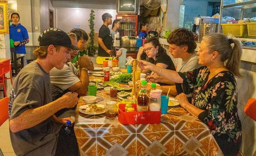 Phnom Penh: Night Foodie Tour by Tuk Tuk with Drinks - Practical advice for a better evening