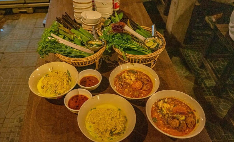 Phnom Penh: Night Foodie Tour by Tuk Tuk with Drinks - Why this food tour works well at night