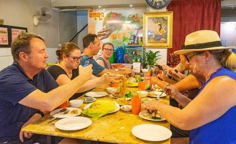 Phnom Penh: Night Foodie Tour by Tuk Tuk with Drinks - Royal Palace views and Phnom Penh landmarks