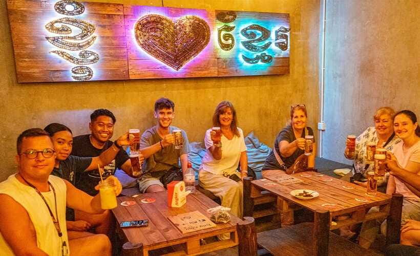 Phnom Penh: Night Foodie Tour by Tuk Tuk with Drinks - Russian Market after dark