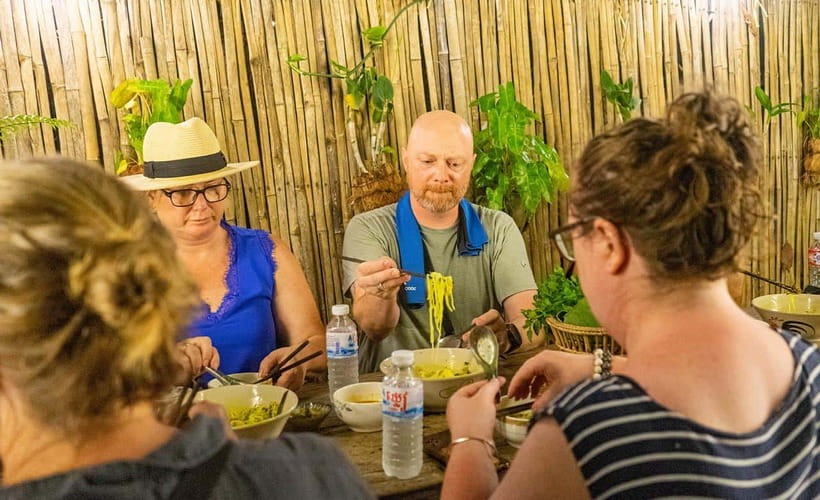 Phnom Penh: Night Foodie Tour by Tuk Tuk with Drinks - Ending with beer, cocktails, and conversation