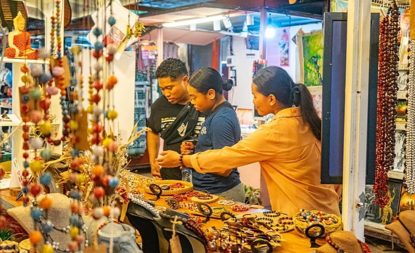 Phnom Penh: Night Foodie Tour by Tuk Tuk with Drinks - What $39 really covers