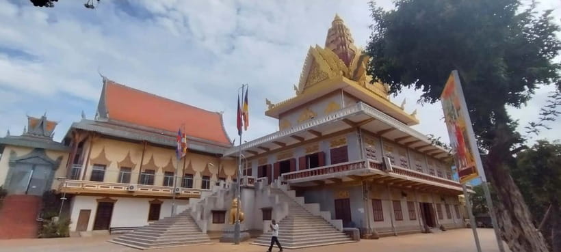 Phnom Penh: Private City Tour by Tuk-Tuk/Full or Half Day - Wat Ounalom brings a quieter temple stop