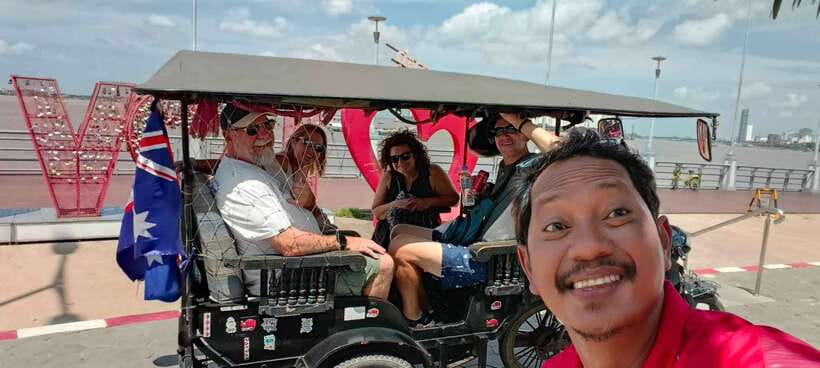 Phnom Penh: Private Tuk-Tuk Tour with English-Speaking - National Museum and Royal Palace: Phnom Penh’s grand center