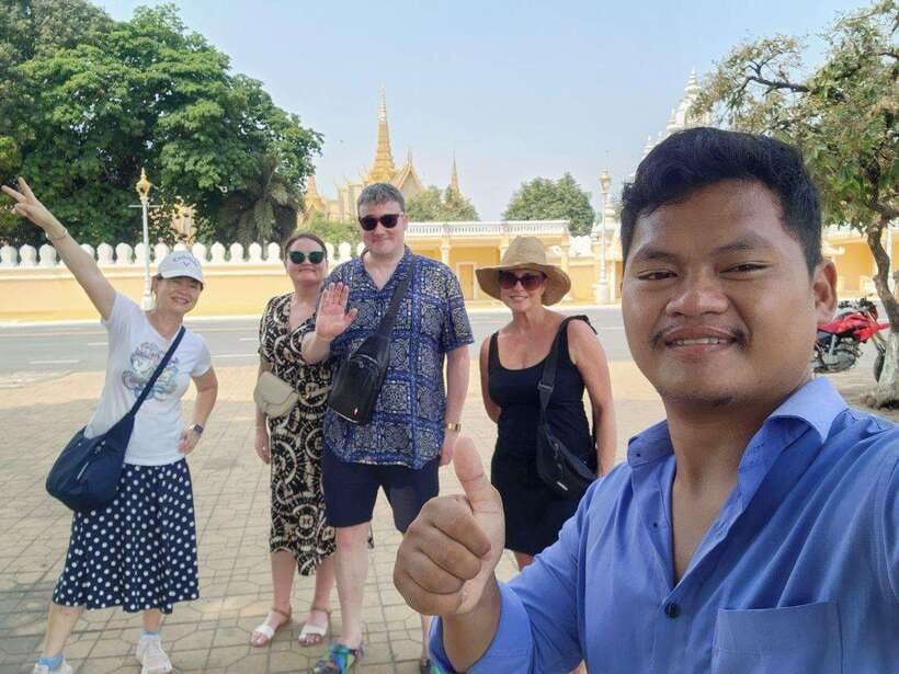 Phnom Penh: Private Tuk-Tuk Tour with English-Speaking - Wat Phnom and Wat Ounalom begin the city story