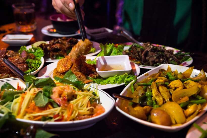 Phnom Penh's Ultimate Street Food Tour by Tuk Tuk - Botumvatey Pagoda: street food with a quieter setting