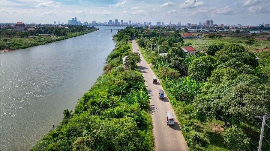Phnom Penh: Silk Island Sunset by Tuk Tuk with food & drinks - Silk Island away from the city