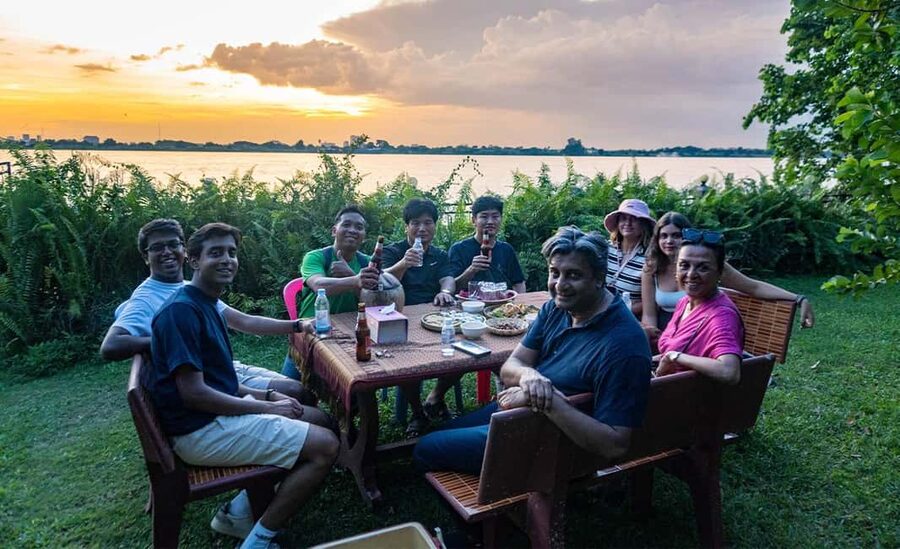 Phnom Penh: Silk Island Sunset by Tuk Tuk with food & drinks - The golden temple and the first cultural stop