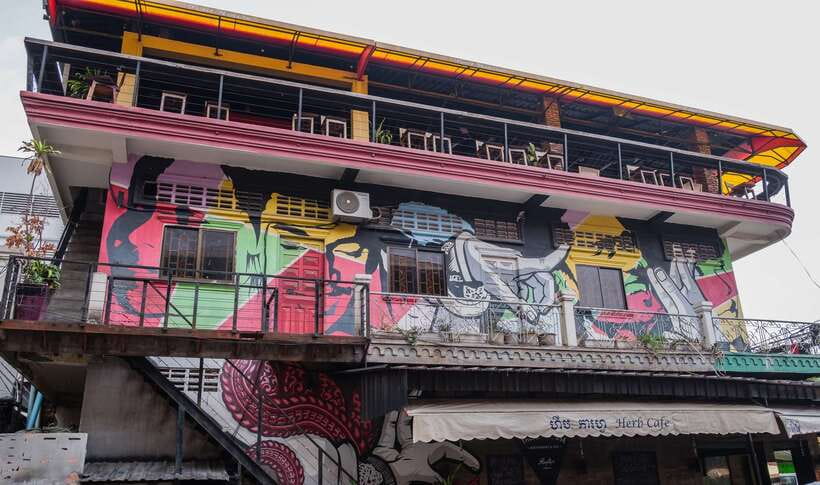 Phnom Penh: Street Art & Food Tour by Tuk-Tuk - Who should book this experience?