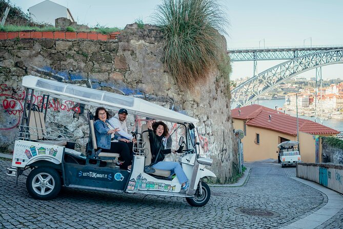 Porto Tuk Tuk: Clérigos, Seaside & Viewpoints - with Options - Fifteen minutes in the Palácio de Cristal gardens