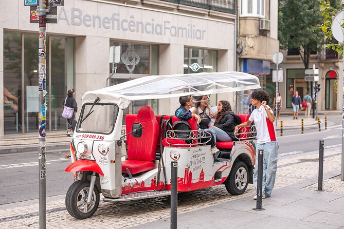 Porto: Tuk tuk vip guided tour - 1.30h - Starting at Porto Cathedral
