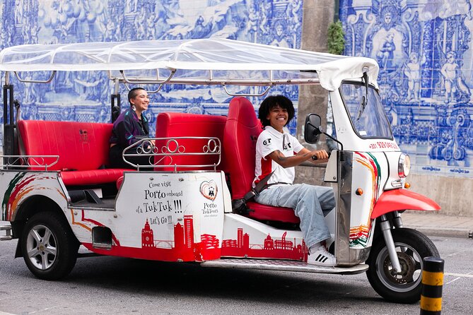 Porto: Tuk tuk vip guided tour - 1.30h - The Carmo and Carmelitas churches, with a strange gap between them
