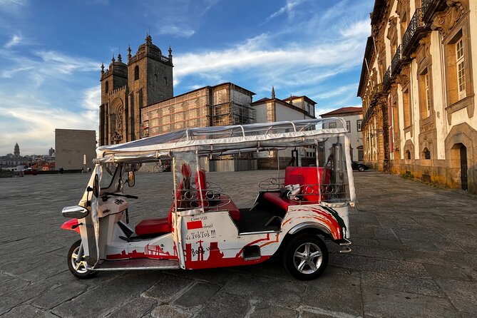 Porto: Tuk tuk vip guided tour - 1.30h - São Bento Station and the tiled heart of Porto