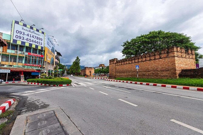 Private Chiang Mai Old City Half Day Tuk Tuk Tour - Three Kings Monument and the old civic center