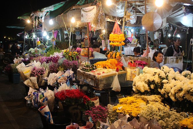 Private Evening! Crisscross Chiang Mai's Night by the classic Tuk Tuk - Wat Phra Singh brings the main temple visit