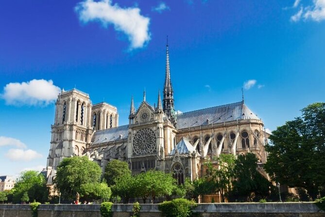 Private Highlights of Paris Tuk-Tuk Experience - The Eiffel Tower photo stop