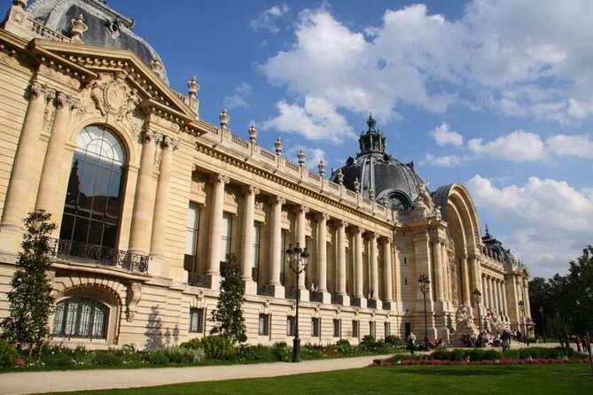Private Highlights of Paris Tuk-Tuk Experience - Guides, families, and the private format