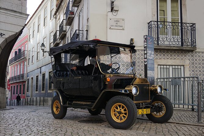 Private Lisbon & Belém 4-Hours Tuk Tuk Tour with pickup - Two hilltop views, two different sides of Lisbon