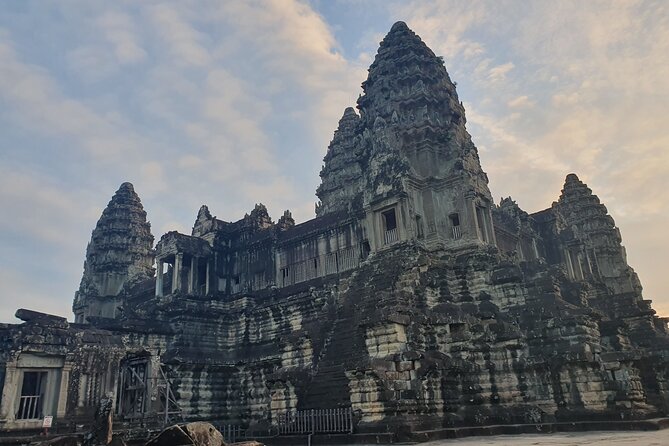 Private must-visit Temples Tour with Guide & Tuk Tuk - Angkor Wat: begin with the essential monument