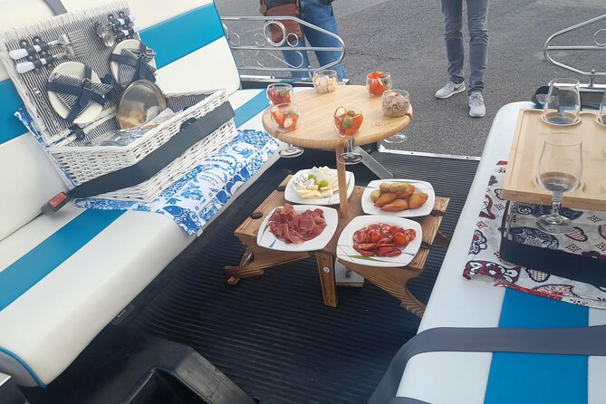 Private tapas tuk tuk tour through Lisbon - What the guide adds to the ride