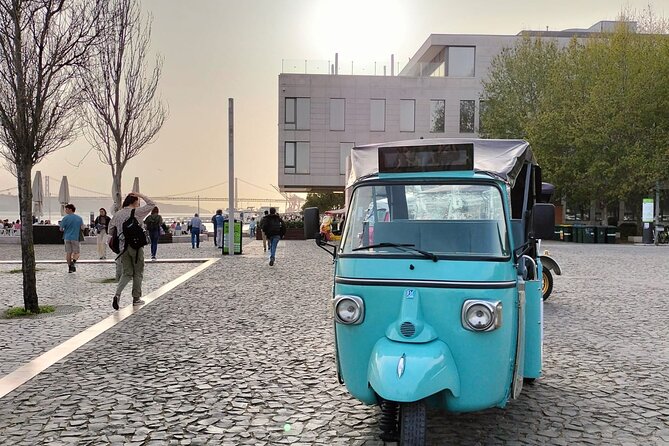 Private Tuk Tuk Tour 1h30 to Lisbon - Portas do Sol and the rooftops of Alfama