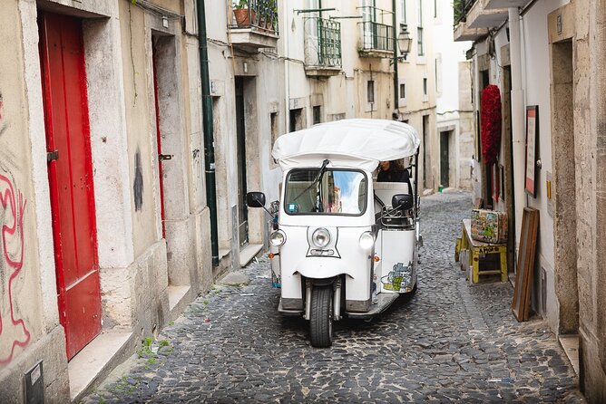 Private Tuktuk Tour with Portuguese Tapas and Wine - Graça and São Vicente: neighborhoods above the center