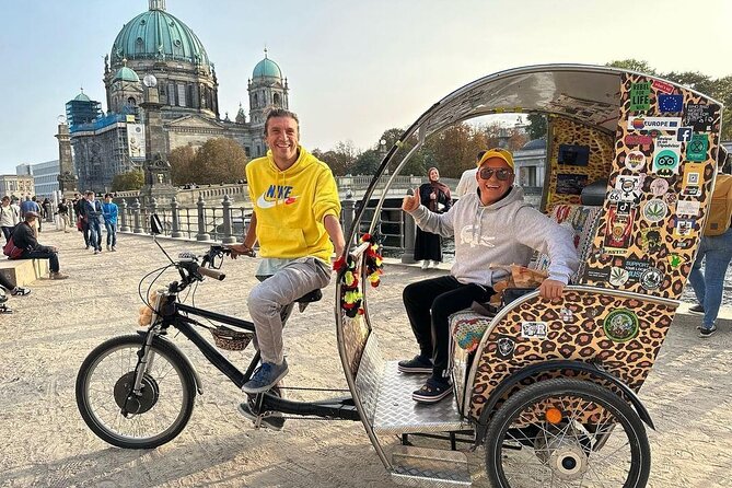 Rickshaw Tours Berlin - Groups of up to 16 people with several rickshaws - Seeing Berlin from a rickshaw seat